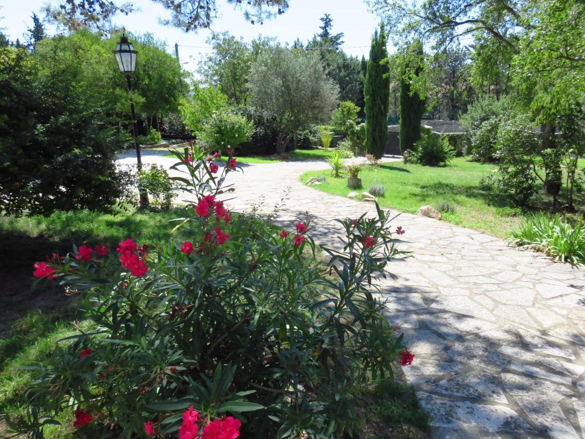 Les Gites Du Mas Des Cigales Nimes Exterior photo